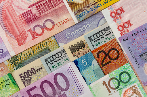 Billete americano nos Australia dólar canadiense, Euro, Yen Japonés y Yuan Chino photo