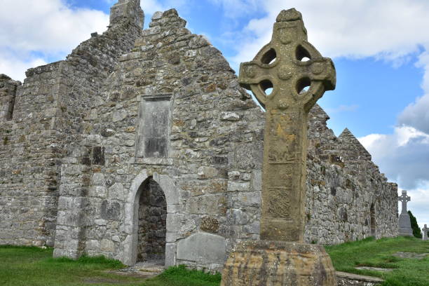 south cross replik in clonmacnoise - irish cross stock-fotos und bilder