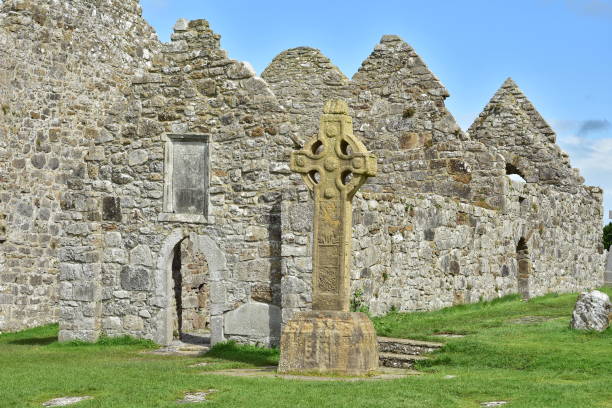 temple dowling in clonmacnoise - celtic cross imagens e fotografias de stock