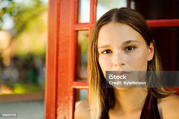 Joven Mujer Día Soleado Foto de stock y más banco de imágenes de Hermandad femenina - Hermandad femenina, Moda, Adulto