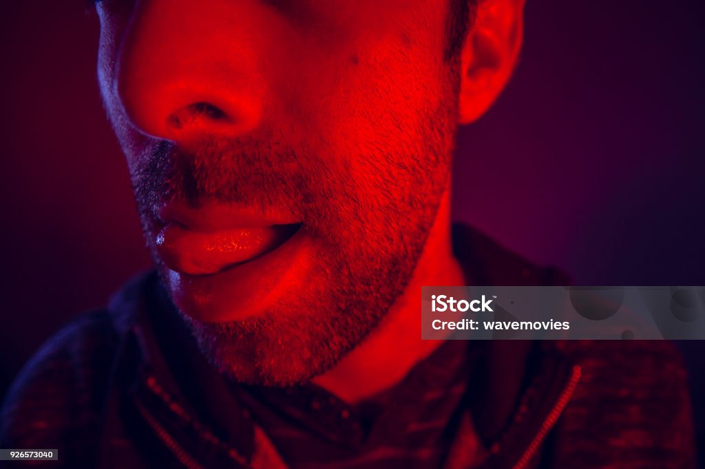 Hombre con expresión facial seductor su lengua lamiendo sus labios - Foto de stock de Abierto libre de derechos