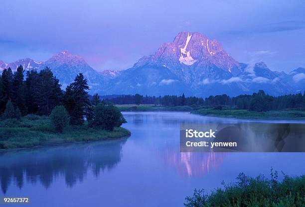 Amanecer En Oxbow Curva De Grand Teton Foto de stock y más banco de imágenes de Aire libre - Aire libre, Amanecer, Borde del agua