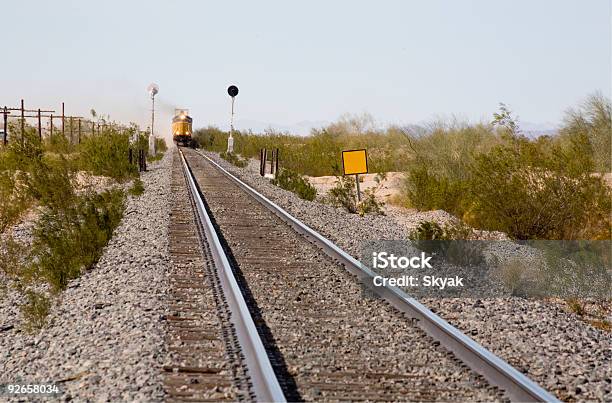 화물 열차 사막 거리가 먼에 대한 스톡 사진 및 기타 이미지 - 거리가 먼, 기차, 도로 표지판