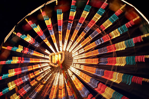 de carnaval ride - ferris wheel wheel blurred motion amusement park photos et images de collection