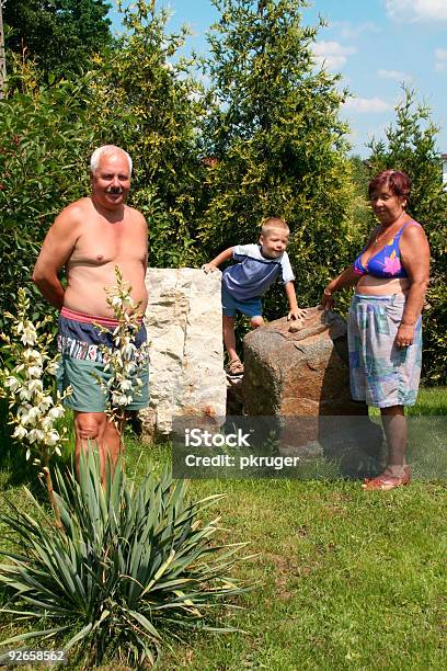 Famiglia In Giardino - Fotografie stock e altre immagini di Adulto - Adulto, Aiuola, Allegro