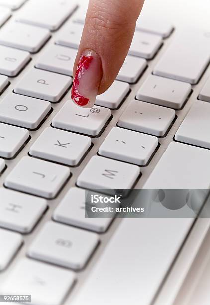 O Indicador Mostrar Ao Assinar No Teclado - Fotografias de stock e mais imagens de Arroba - Arroba, Chave, Computador