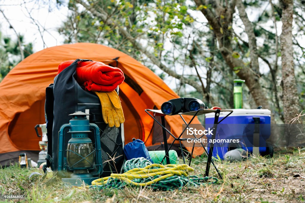 Equipos Y Accesorios Para Montaña Senderismo En El Desierto Foto de stock y  más banco de imágenes de Camping - iStock