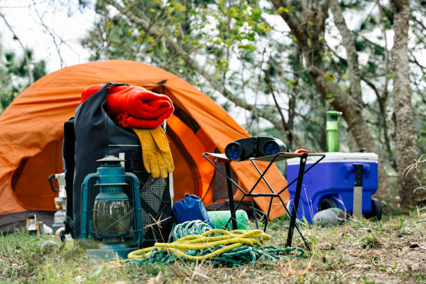 attrezzature e accessori per escursioni in montagna nella natura selvaggia - camping foto e immagini stock