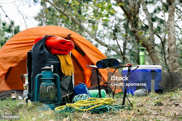 Attrezzature E Accessori Per Escursioni In Montagna Nella Natura Selvaggia - Fotografie stock e altre immagini di Campeggiare