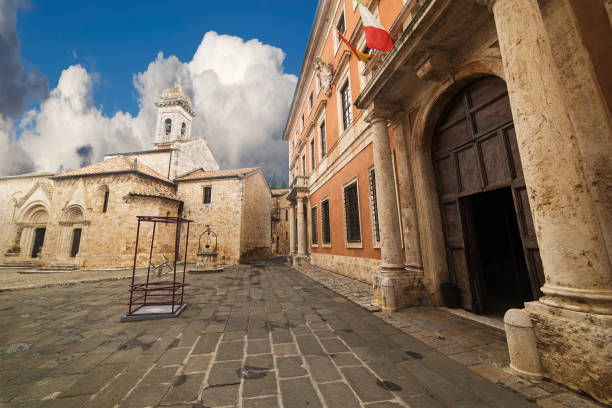 istock square in San Quirico d'Orcia 926587588