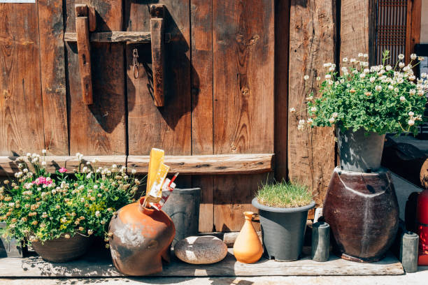 istock Flower pot in front of Korean old house 926590928