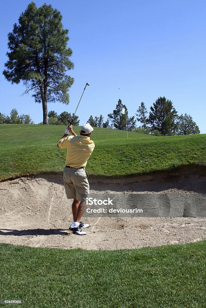 golf correttamente colpire Palla da golf in un bunker di sabbia - Foto stock royalty-free di Accompagnamento della palla