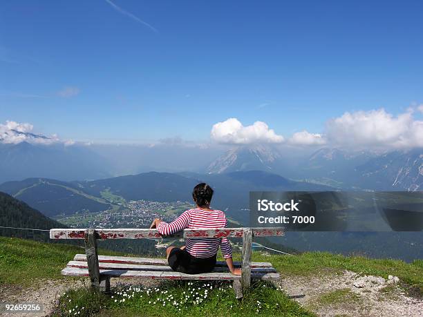 Alpine Vista - Fotografie stock e altre immagini di A mezz'aria - A mezz'aria, Adulto, Alpi