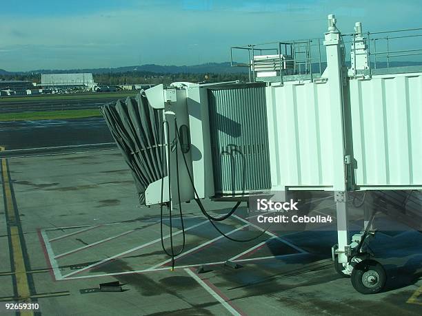 Jetway De Avión Foto de stock y más banco de imágenes de Aeropuerto - Aeropuerto, Arquitectura exterior, Asfalto