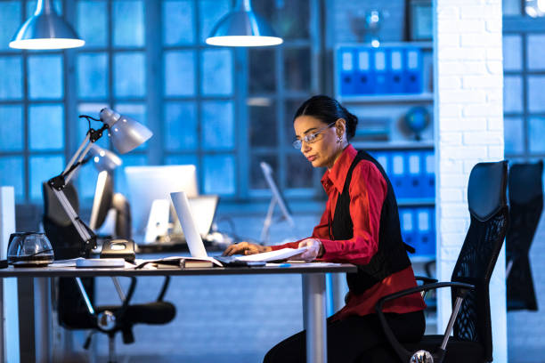 istock Businesswoman working at night 926597914