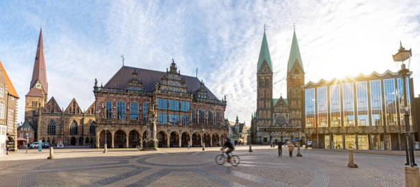 plaza del mercado de bremen con la catedral y ayuntamiento - catedral fotografías e imágenes de stock