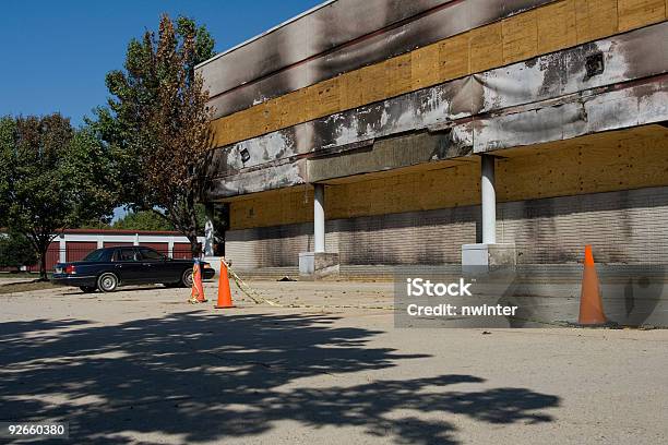 Foto de Edifício Comercial Danificado Pelo Fogo e mais fotos de stock de Danificado - Danificado, Edifício Comercial, Cone de Trânsito