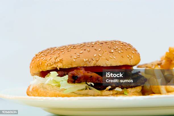 Foto de Baconburger E Batata Frita e mais fotos de stock de Alimentação Não-saudável - Alimentação Não-saudável, Almoço, Batata Frita - Lanche