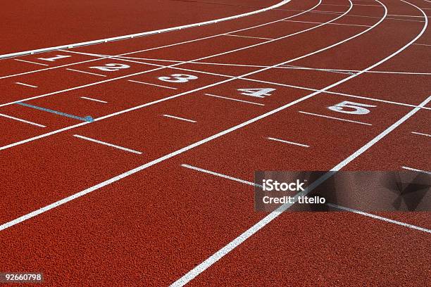 Pista De Atletismo Foto de stock y más banco de imágenes de Actividades y técnicas de relajación - Actividades y técnicas de relajación, Asistencia sanitaria y medicina, Color - Tipo de imagen