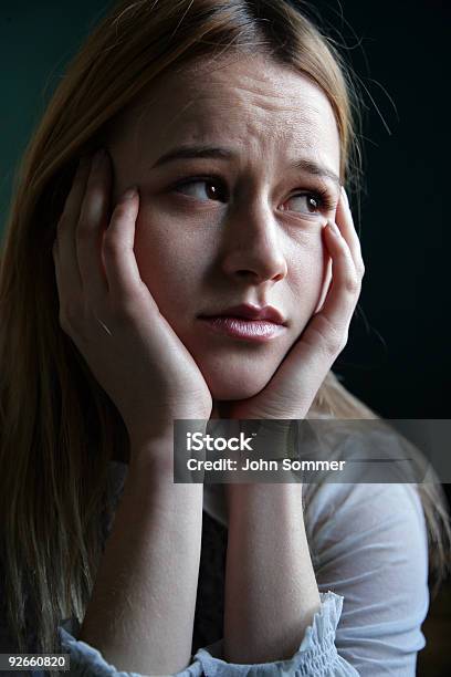 Traurigkeit Stockfoto und mehr Bilder von Jugendalter - Jugendalter, Obdachlosigkeit, Teenager-Alter