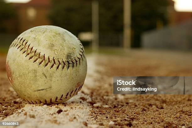De La Línea Foto de stock y más banco de imágenes de Béisbol - Béisbol, Pelota de béisbol, Campo - Lugar deportivo