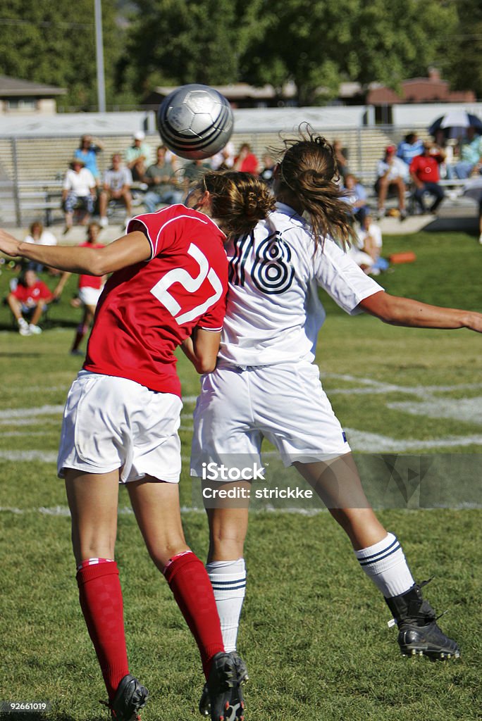 Zwei weibliche Fußball Spieler machen-Header auf Ball - Lizenzfrei Fußball Stock-Foto