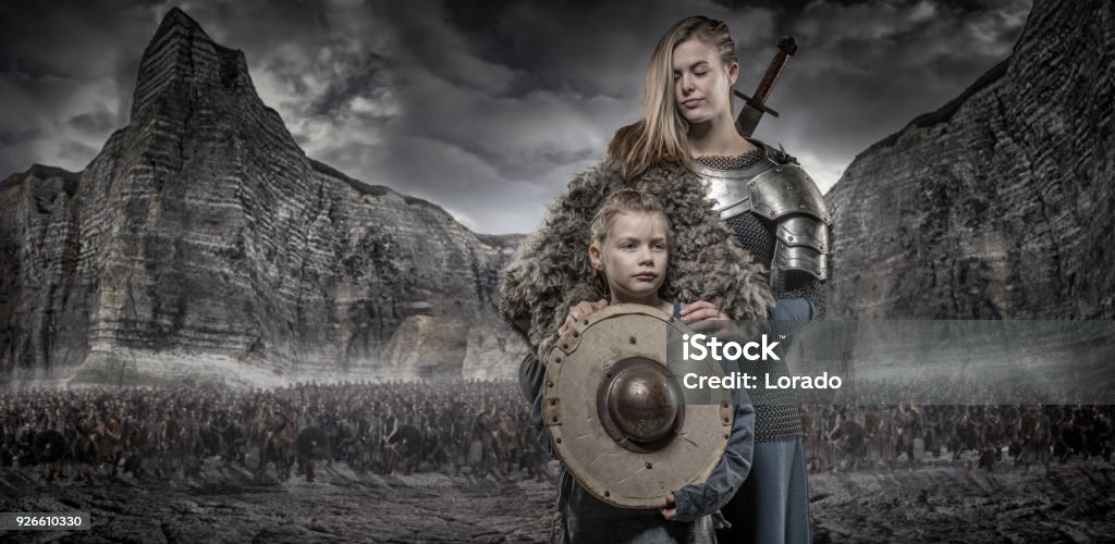 Reine guerrière Viking et la princesse devant le Trésor viking et massif - Photo de Armure traditionnelle libre de droits