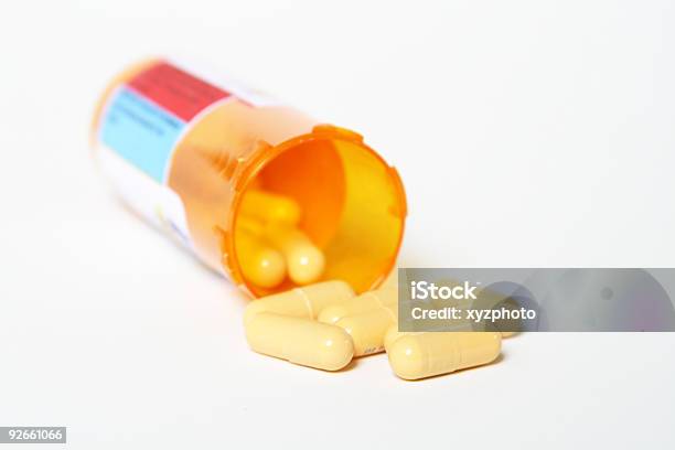 薬処方薬 Spilled のボトル - こぼすのストックフォトや画像を多数ご用意 - こぼす, カプセル剤, カラー画像