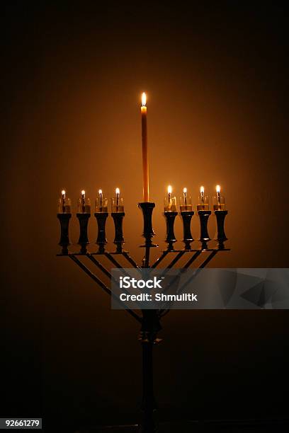 Candelabro Judeu - Fotografias de stock e mais imagens de Hanukkah - Hanukkah, Vela - Equipamento de Iluminação, Candelabro Judeu