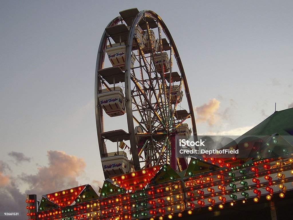 Twilight grande roue - Photo de Attraction foraine - Fête foraine libre de droits