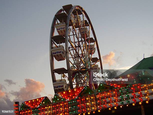 Photo libre de droit de Twilight Grande Roue banque d'images et plus d'images libres de droit de Attraction foraine - Fête foraine - Attraction foraine - Fête foraine, Attraction foraine - Équipement de loisirs, Automne