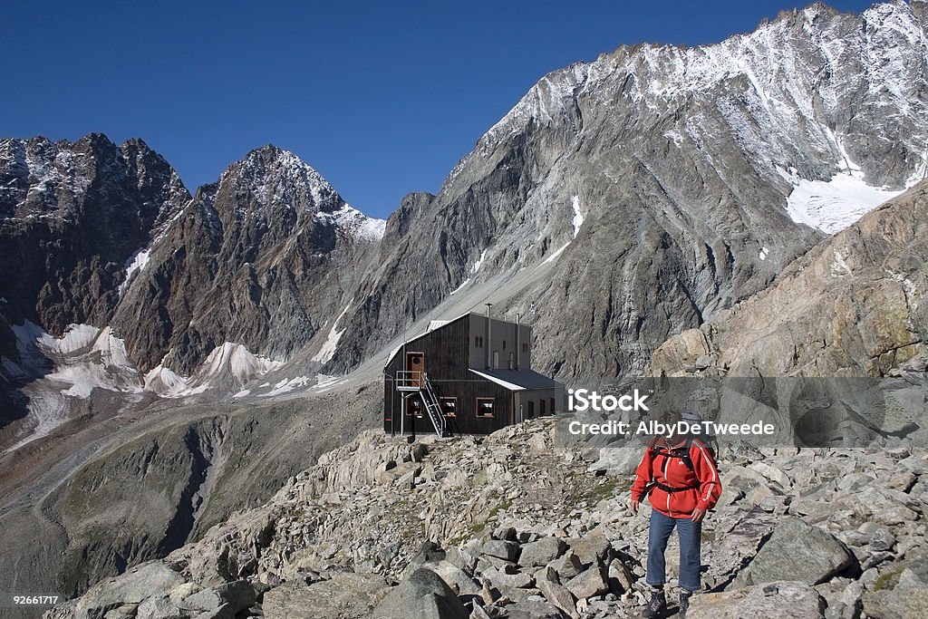 Femme avec le fond refuge de montagne Nacamuli (Italie - Photo de Abri de plage libre de droits