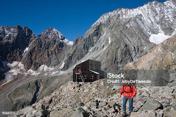 Photo libre de droit de Femme Avec Le Fond Refuge De Montagne Nacamuli Italie banque d'images et plus d'images libres de droit de Abri de plage