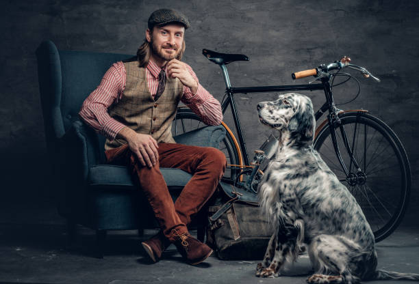 um homem com cão e bicicleta. - place setting fotos - fotografias e filmes do acervo