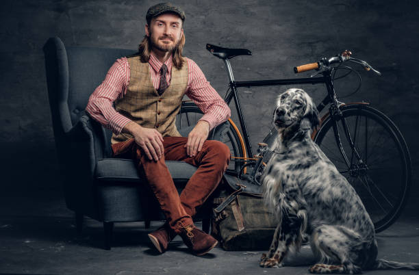 um homem com cachorro setter de irlanda. - place setting fotos - fotografias e filmes do acervo