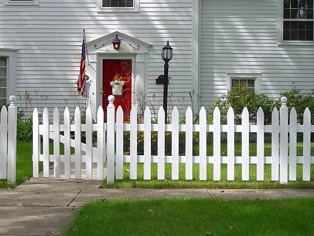 Rouge porte d'entrée de Style Colonial House - Photo