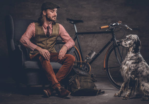 um homem com cão e bicicleta. - place setting fotos - fotografias e filmes do acervo