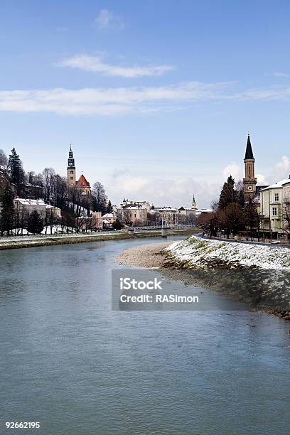 El Danubio Fluye A Través De Salzburgo Foto de stock y más banco de imágenes de Ciudad - Ciudad, Invierno, Salzburgo