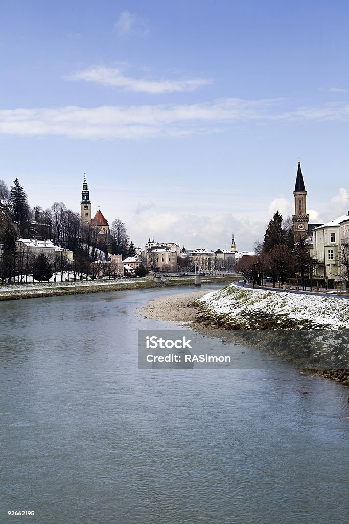 O Danúbio flui através de Salzburgo - Foto de stock de Cidade royalty-free