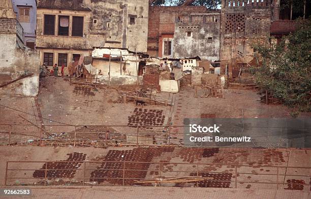 Vaca Esterco Secagem Do Sol Varanassi Índia - Fotografias de stock e mais imagens de Aldeia - Aldeia, Antigo, Antiguidade