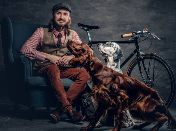 um homem com cão e bicicleta. - place setting fotos - fotografias e filmes do acervo