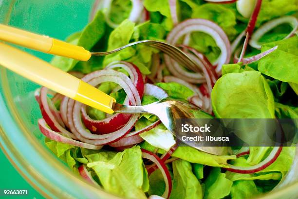 Photo libre de droit de Des Ingrédients Frais Salade Et Des Oignons banque d'images et plus d'images libres de droit de Aliment - Aliment, Biologie, Concepts