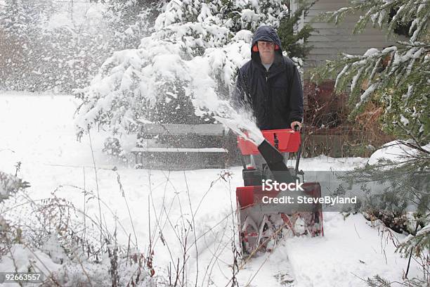 Foto de Homem Usando Um Soprador De Neve e mais fotos de stock de Adulto - Adulto, Arremessar, Branco