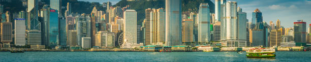 hong kong porto traghetto traghetto grattacielo panorama alba dorata cina - admiralty bay foto e immagini stock