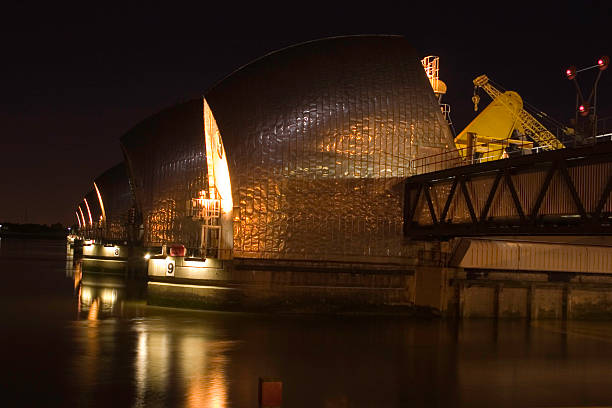 barrière de la tamise, de nuit - thames flood barrier photos et images de collection