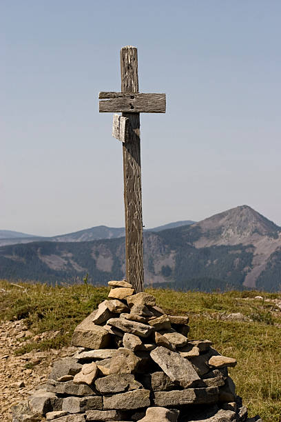 cross wegmarkierung - mountain mountain peak oregon on top of stock-fotos und bilder