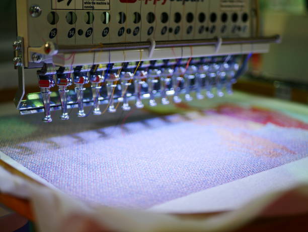 the industry sewing machine - embroidery seam shirt sewing imagens e fotografias de stock