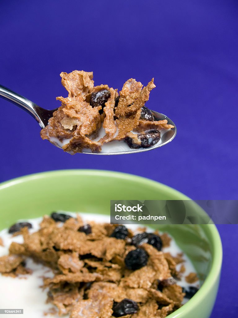 Morso di uvetta crusca cereali - Foto stock royalty-free di Alimentazione sana