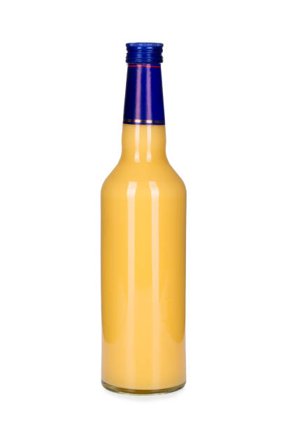 bouteille de liqueur d’oeuf isolé sur fond blanc. - liqueur color image isolated nobody photos et images de collection