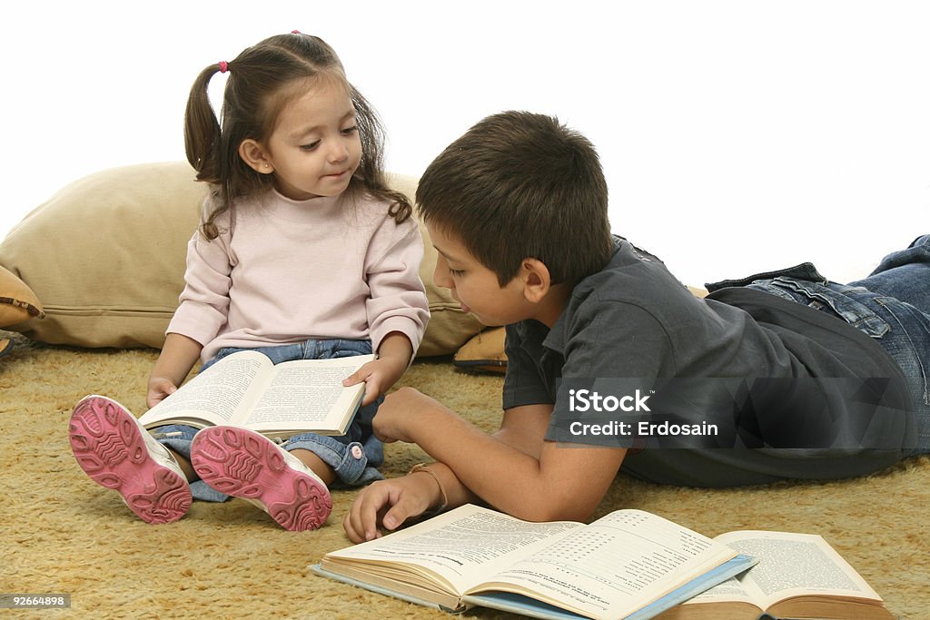 Irmão e irmã ler livros no chão - Foto de stock de Assistência royalty-free